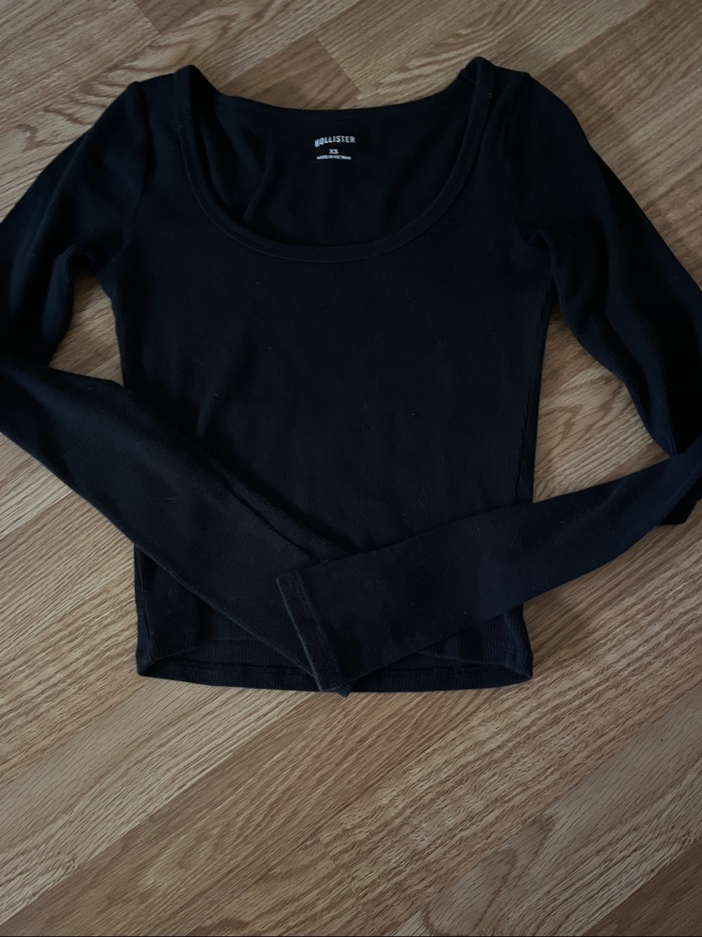 Hollister Black Long Sleeve crop Top - Picture 3 of 3